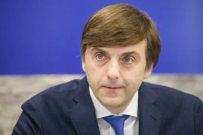 Минпросвещения продолжает разработку единых государственных учебников по музыке и изобразительному искусству для начального и основного общего образования Их подготовку планируется завершить в 2028 году а в 2031 году ввести в учебный процесс Об этом рассказал министр просвещения РФ Сергей Кравцов   rg ru 2026 04 28 sergej kravcov rasskazal kogda budut gotovy edinye uchebniki po muzyke i izo html Фото Олеся Курпяева РГ Читать нас в МАКС