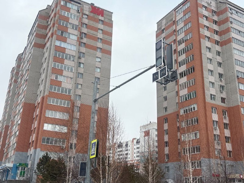 Светофоры установят на двух оживленных участках в Барнауле До конца года светофоры начнут работу на перекрестке улиц 65 лет Победы и 280 летия Барнаула а также на пешеходном переходе на проспекте Ленина 58 План устройства объектов разрабатывали с учетом обращений горожан пояснили в мэрии Светофор на перекресте улиц 65 лет Победы и 280 летия Барнаула уже установлен До конца года будут проведены пуско наладочные работы А светофор на проспекте Ленина планируют установить в середине декабря после чего ввести его в эксплуатацию сообщил председатель комитета по дорожному хозяйству и транспорту Валерий Ведяшкин На работы по установке светосигнальных аппаратов направят свыше 7 3 млн рублей