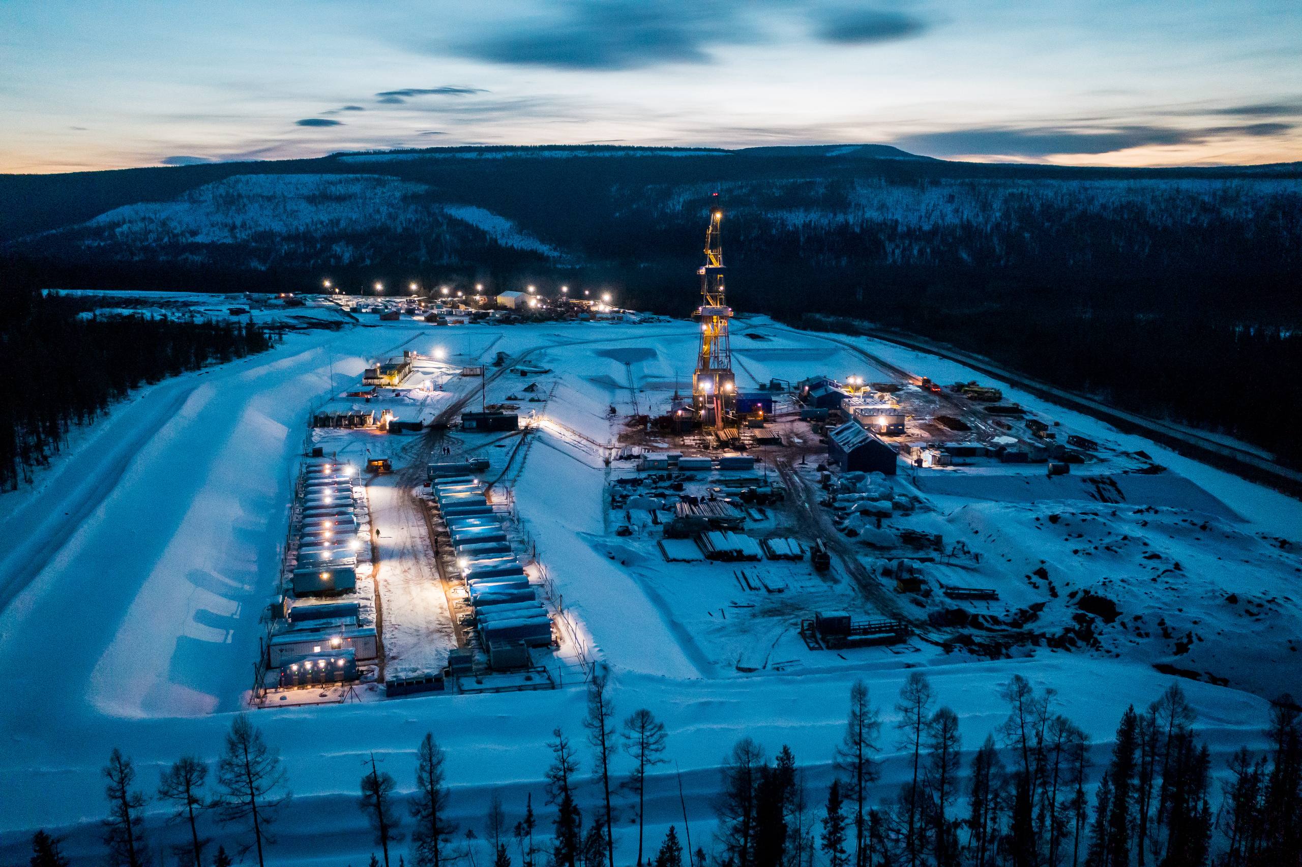 Итоги 2025 год роста и достижений 2025 год стал для нашей Группы компаний временем уверенного развития новых решений и значимых результатов Мы усилили производственный потенциал увеличили количество работающих буровых установок и успешно реализовали масштабные проекты на ключевых направлениях Команды завершили бурением 260 скважин а общий объём проходки превысил 1 2 миллиона метров показатель который подтверждает высокий профессионализм стабильность и сильную динамику работы Улучшены показатели качества сокращено непроизводительное время укреплены внутренние стандарты безопасности и культуры ответственности Год запомнился важными технологическими инициативами развитием внутренних сервисов ростом компетенций сотрудников и активной волонтёрской деятельностью по всей стране Наши коллективы проводили обучающие программы участвовали в отраслевых мероприятиях и реализовывали социальные проекты объединяя людей вокруг идеи созидания и поддержки 2025 стал годом когда мы снова доказали сила компании в людях в командной работе в стремлении к развитию и желании делать свою работу лучше каждый день Пусть 2026 год принесёт новые возможности вдохновение уверенность и яркие профессиональные успехи С НАСТУПАЮЩИМ НОВЫМ ГОДОМ