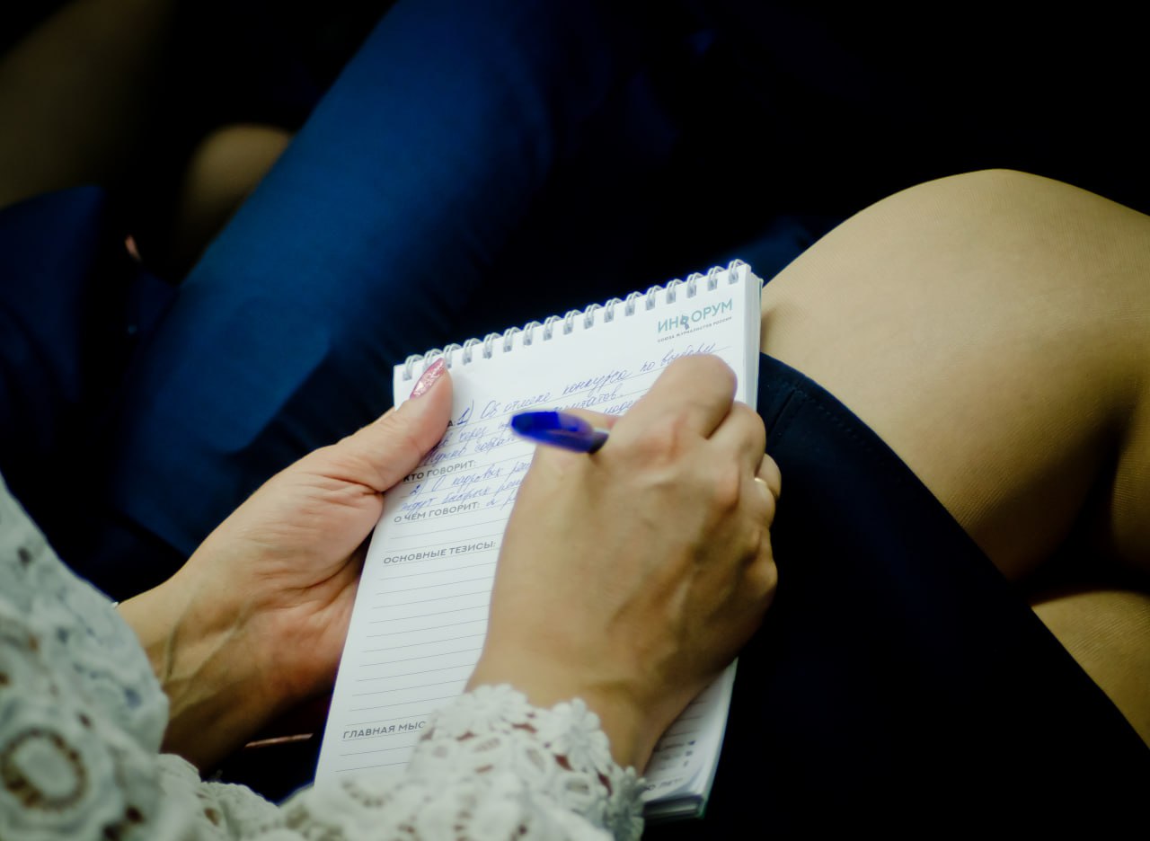 Самосовершенствование оказалось главной мотивацией для работы у челябинцев Для большинства работающих жителей Челябинска главным стимулом к качественному труду является внутренняя мотивация а не внешняя оценка Согласно опросу 44 респондентов заявили что не нуждаются ни в похвале ни в критике от руководства а движутся вперёд благодаря стремлению к самосовершенствованию Похвалу со стороны начальства как важный мотиватор указали 36 горожан При этом женщины ценят признание заслуг значительно выше чем мужчины 46 против 26 Объективную критику как стимул к росту назвали лишь 9 опрошенных Возраст также влияет на предпочтения Среди молодых специалистов до 35 лет похвалу ценят 30 тогда как среди работников старше 45 лет этот показатель возрастает до 42 Потребность в критике напротив снижается с годами Образование тоже играет роль выпускники вузов чаще ориентированы на внутреннее развитие 48 а обладатели дипломов среднего профессионального образования выше ценят внешнее признание 43 Люди с доходом от 150 тысяч рублей в месяц реже говорят о самосовершенствовании 32 но чаще отмечают пользу объективной критики 15 eugenejut