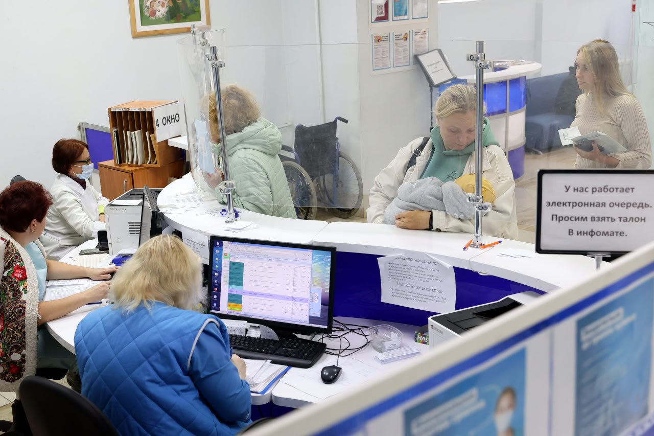 Губернатор Георгий Филимонов поставил задачу ликвидировать очереди в медучреждениях На оперативном совещании при Губернаторе области рассмотрена проблема организации записи на прием к врачам и проведение диагностических исследований Глава региона Георгий Филимонов поручил Министерству здравоохранения в кратчайшие сроки исправить ситуацию с длительным ожиданием таких обследований как КТ МРТ и УЗИ Губернатор назвал многомесячные очереди недопустимым пережитком прошлого который необходимо устранить В ходе доклада Министр здравоохранения Николай Гончюрев сообщил что по результатам проверок с руководителями медицинских учреждений уже разработаны конкретные дорожные карты по решению данной проблемы Выяснилась главная причина проблем врачи игнорируют современную цифровую систему РМИС Это приводит к путанице и создает искусственные очереди Георгий Филимонов потребовал искоренить эту практику Чтобы донести эту мысль до всех руководителей губернатор поручил организовать для главврачей большой обучающий семинар На нем он лично выступит и объяснит что использование цифровых инструментов это обязательно Правительство Вологодской области Telegram MAX