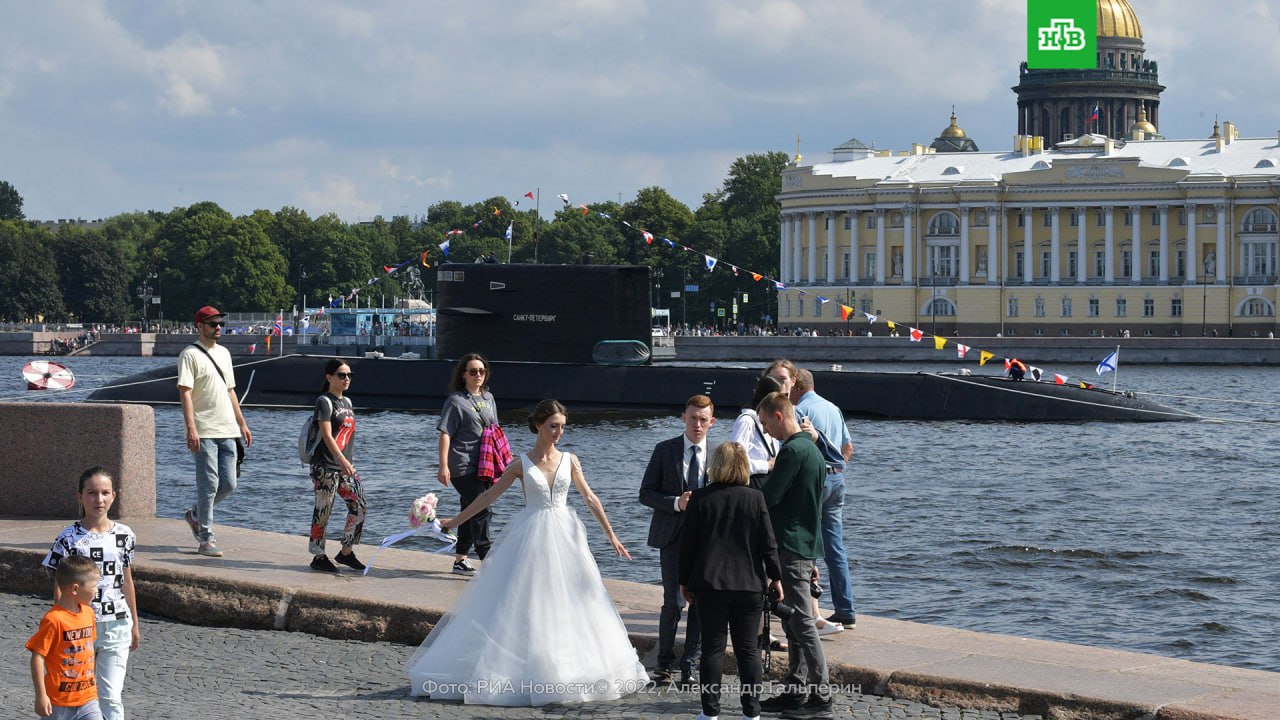 В Петербурге с мая по сентябрь сыграли 27 265 свадеб.   Самыми популярными для проведения торжества стали Дворец бракосочетания № 1 на Английской набережной  поженилась 4 971 пара  и Дворец бракосочетания № 2 на Фурштатской улице  расписались 4 574 пары .  Отметим, что узами брака в Северной столице связали себя и гости города. Таких свадеб было 37% от общего количества.