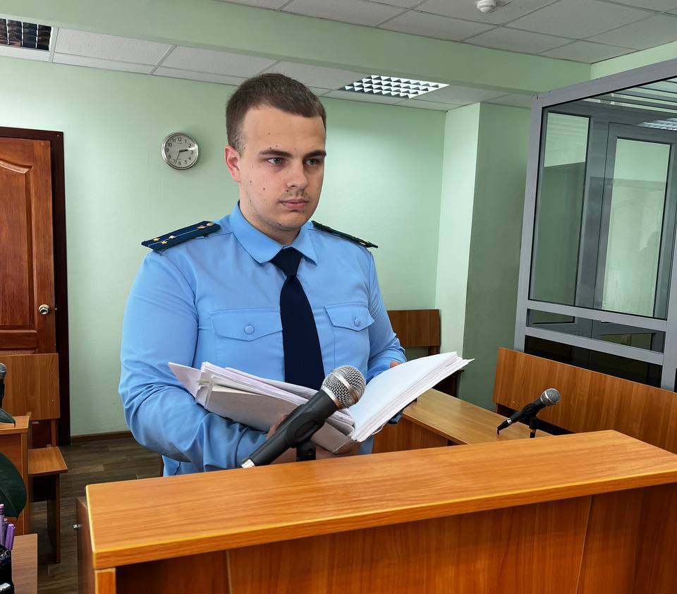 Прокуратура Волжского района Саратова в суде поддержала государственное обвинение по уголовному делу в отношении судебного пристава исполнителя Она признана виновной по ч 1 ст 285 УК РФ злоупотребление должностными полномочиями Установлено что в январе 2023 года судебный пристав исполнитель Волжского РОСП г Саратов вопреки требованиям законодательства умышленно реализовала квартиру должницы без предварительного уведомления посредством проведения торгов Действия пристава повлекли за собой существенное нарушение прав и законных интересов потерпевшей которая была лишена своего жилья а также охраняемых законом интересов общества и государства Суд назначил виновной наказание в виде штрафа в размере 25 тыс рублей