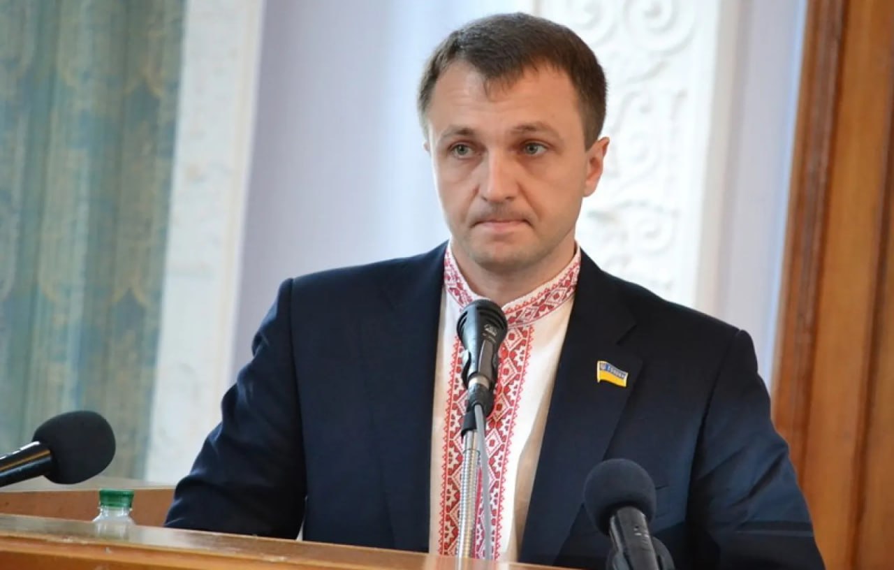 На Украине уволили языкового омбудсмена Тараса Кременя.  Он был освобожден от полномочий в связи с истечением контракта, сообщил представитель украинского кабмина в Раде Мельничук.   По информации СМИ, пост омбудсмена может занять украинский актер Александр Завальский.  Напомним, Кремень известен в частности тем, что объявил «наступательную украинизацию».
