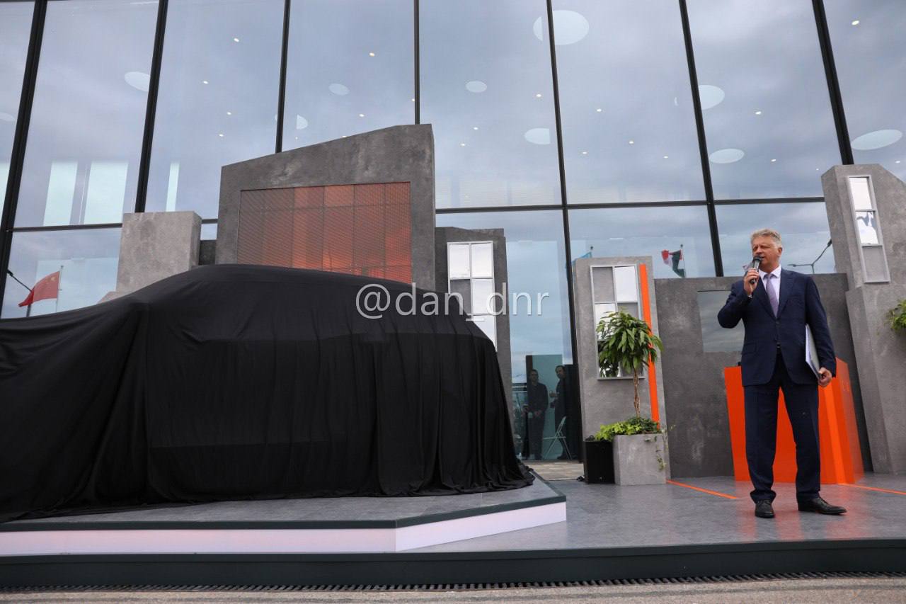АвтоВАЗ презентовал кроссовер Lada Azimut с интеграцией ИИ от Сбера «Внутри находится современный искусственный интеллект. Это GigaChat, который будет помогать всем пассажирам и водителю пользоваться теми сервисами, которыми они привыкли пользоваться в обычной жизни. Это не только музыка, не только карты, здесь в дальнейшем будут и платежные сервисы, здесь будет заправка по голосу, оплата парковки по голосу и так далее», — рассказал председателя правления Сбербанка Александр Ведяхин. На презентации кроссовера Ведяхин также добавил, что команда АвтоВАЗа показала исключительные достижения, восстановив и усилив производство с 2022 года, выпустив уже третью новую модель. Подписаться