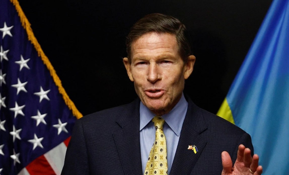 Президент США Дональд Трамп затягивает голосование по законопроекту об ужесточении санкций против России заявил сенатор демократ Ричард Блюменталь Его слова передает Semafor Он вместе с сенатором республиканцем Линдси Грэмом разработал законопроект который предусматривает введение первичных и вторичных санкций против России если та не согласится на длительный мир с Украиной По мнению Боюменталя единственным препятствием для продвижения санкционного пакета является Трамп Мы ждали зеленого света а он так долго колебался что у любого кто наблюдал за ним болела шея объяснил сенатор Фото Валентин Огиренко Reuters РБК в Telegram и MAX