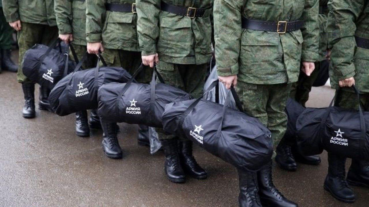 В Москве призывников обжаловших решение о призыве задерживают по системе распознавания лиц Гражданский альянс В Москве 19 летнего призывника обжаловшего решение о призыве задержали в метро по системе распознавания лиц об этом сообщает движение Гражданский альянс России со ссылкой на юриста организации Олега Филатчева По словам юриста молодого человека задержали на станции метро Тимирязевская и доставили на сборный пункт на Угрешской По словам Филатчева там находились около 20 человек задержанных аналогичным образом Мы неоднократно разбирали случаи незаконного силового призыва в Москве Когда призывник обжалует решение а военкомат передает его данные в московскую систему как якобы уклониста и соответственно у полиции эта самая система распознавания лиц срабатывает Призывника тут же задерживают и доставляют на сборный пункт на Угрешской отметил Олег Филатчев Гражданский альянс России готовит обращение в военную прокуратуру