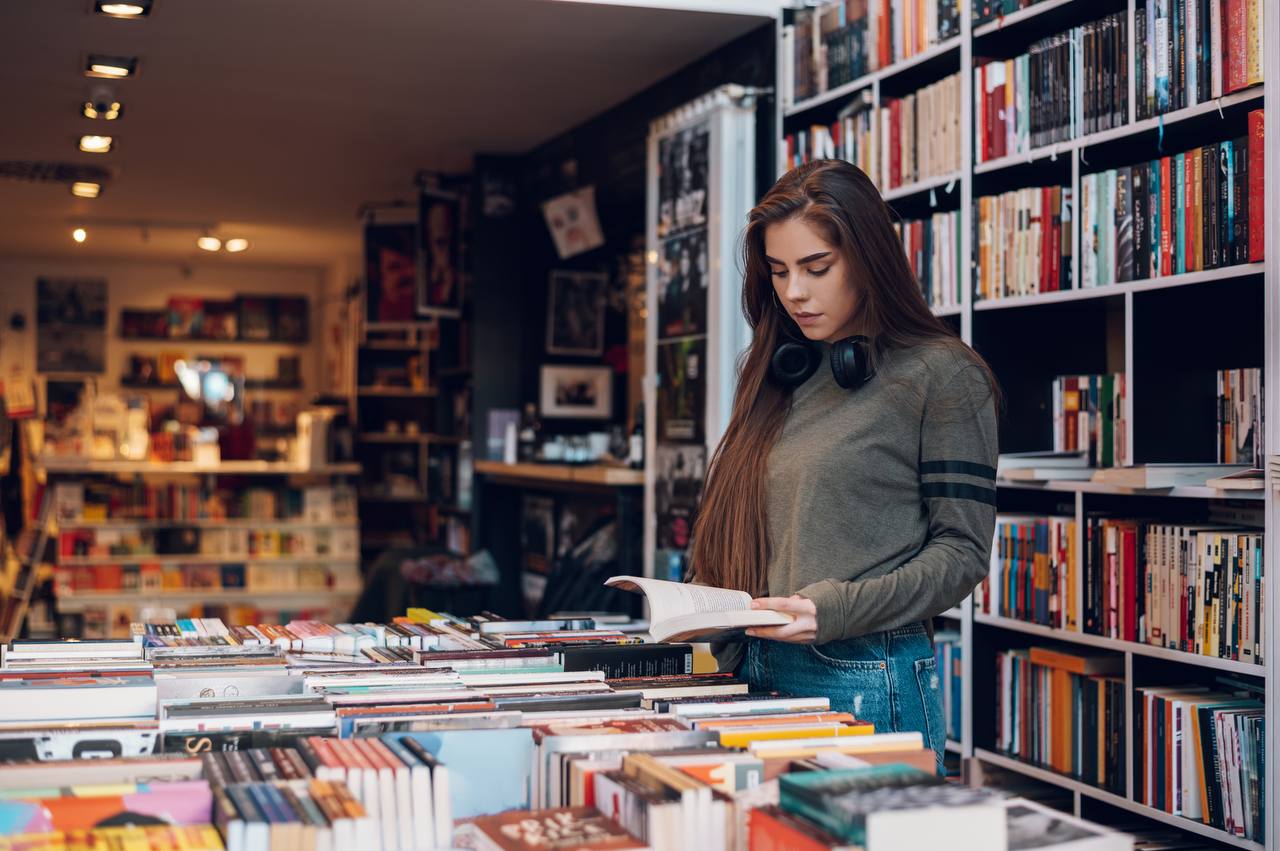 «Читай-город» рассказал, какие книги чаще всего воровали в 2024 году. На первом месте — пособия для программистов.   Среди 300 тысяч книг, украденных в сети магазинов, 215 — экземпляры произведения Адитьи Бхаргава «Грокаем алгоритмы. Иллюстрированное пособие для программистов и любопытствующих».  В топ-10 пропаж также вошли «Богатый папа, бедный папа» Роберта Кийосаки и «1984» Джорджа Оруэлла.  Фото: Zamrznuti tonovi / Shutterstock / FOTODOM  Читать РБК Life в Telegram