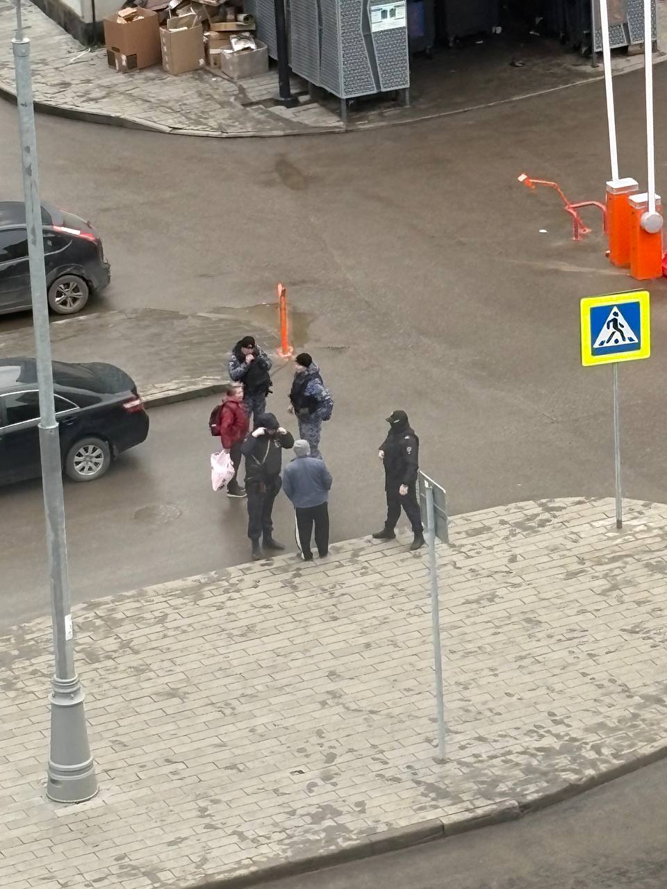 Полиция работает на месте конфликта на территории ЖК Прокшино в районе Коммунарки Сейчас стражи порядка опрашивают очевидцев а также устанавливают причины происшествия участников и зачинщиков Подписаться Прислать новость