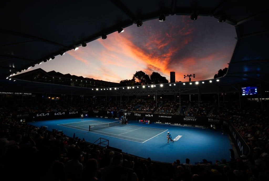 На Australian Open запретили покупку билетов зрителям с российскими номерами   Болельщики с российскими телефонными номерами не смогут купить билеты на предстоящий в начале 2025 года Australian Open, сообщает «Чемпионат».  Если во время покупки билетов ввести +7, то система не даст сделать заказ, так как заблокирован регион, который использует этот телефонный код. При этом такая же проблема возникла и у зрителей из Казахстана, потому что стране также имеет телефонный код +7.  Проверить возможность купить билеты из России корр. РБК пока не удается: либо не приходит код для предварительной регистрации, либо сайт выдает объявление об «обнаружении необычного поведения в сети или браузере».  «Чемпионат» добавил, что на запросы пользователей из Казахстана об этих проблемах организаторы Australian Open заявили, что не могут их решить, потому что в случае разблокировки кода +7 оплачивать покупки смогут пользователи не только из их страны, но и из России.   Getty Images   -канал «РБК Спорт»