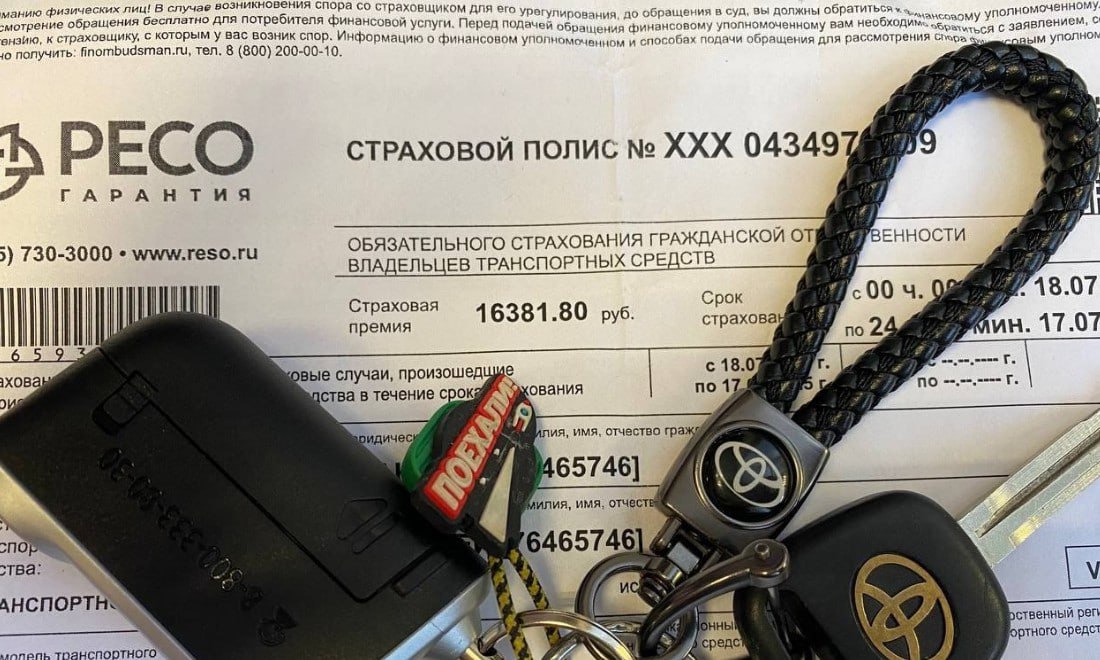 Новосибирцам могут поднять цену на ОСАГО из-за мошенников Из-за мошенников Новосибирская область находится на четвёртом месте в России по количеству страховых случаев 6,3% случаев против 4,5% — в среднем по России . Об этом сообщил портал infopro54 со ссылкой на аналитиков Российского Союза Автостраховщиков РСА . Президент РСА Евгений Уфимцев отметил, что нахождение региона в «красной зоне» указывает на высокую убыточность для страховщиков. В Банке России обсуждают возможность введения повышающих коэффициентов для таких регионов. Для новосибирцев это может обернуться повышением стоимости полиса ОСАГО. Заместитель председателя ЦБ РФ Филипп Габуния добавил, что высокая убыточность не связана с состоянием дорог или трафиком, а обусловлена злоупотреблениями в системе. Новосибирская область уже не раз поднимала вопрос о мошенничестве в ОСАГО на межведомственных комиссиях. В РСА поддерживают идею введения дополнительного регионального коэффициента, который бы отражал реальную ситуацию в сфере ОСАГО. По данным Банка России, в 2024 году Новосибирская область вошла в топ-5 регионов с высокими рисками мошенничества. Средняя страховая выплата в регионе выросла на 22,2%, что на 43% выше среднего по стране. Прислать новость