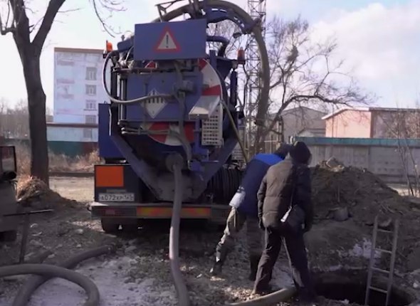 В Уссурийске чистят от застрявшего мусора канализационные коллекторы Бытовой мусор смывают в унитаз жители домов    Читать подробнее на сайте...