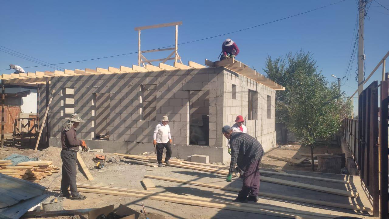 Семье Шерзата Полата строят дом Акимат Енбекшиказахского района привлек спонсора который полностью финансирует строительство нового дома Все необходимые стройматериалы и работы оплачиваются за счет привлеченного спонсора а районный акимат координирует и контролирует ход строительства говорится в сообщении Дом планируют достроить к середине октября После этого семья сможет въехать в новое жилье