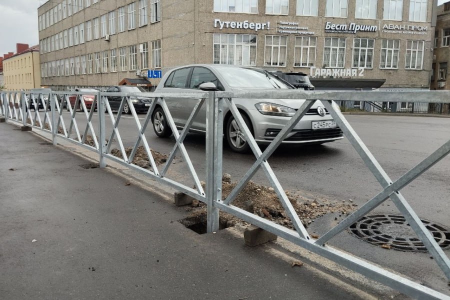 В мэрии объяснили для чего тротуары на Гаражной и Озерова сузили ограждением Председатель комитета развития дорожно транспортной инфраструктуры Антон Романов сообщил журналистам что эта мера позволит сократить число ДТП с пешеходами В ходе ремонта дорожники как уверяет Романов изменили конфигурацию пешеходного перехода через улицу Озерова он стал под 90 градусов Кто пользовался тем пешеходным переходом тот помнит что достаточно большое количество нарушений было со стороны пешеходов это ранний выход на проезжую часть чтобы сократить рассказал чиновник Переход осуществлялся не с точки зоны пешеходного перехода а по кратчайшему пути То есть люди видели сигнал светофора и начинали движение не дойдя до зоны пешеходного перехода Обеспечение безопасности выхода на проезжую часть в контролируемых зонах пешеходного перехода и привело к установке этих ограждений