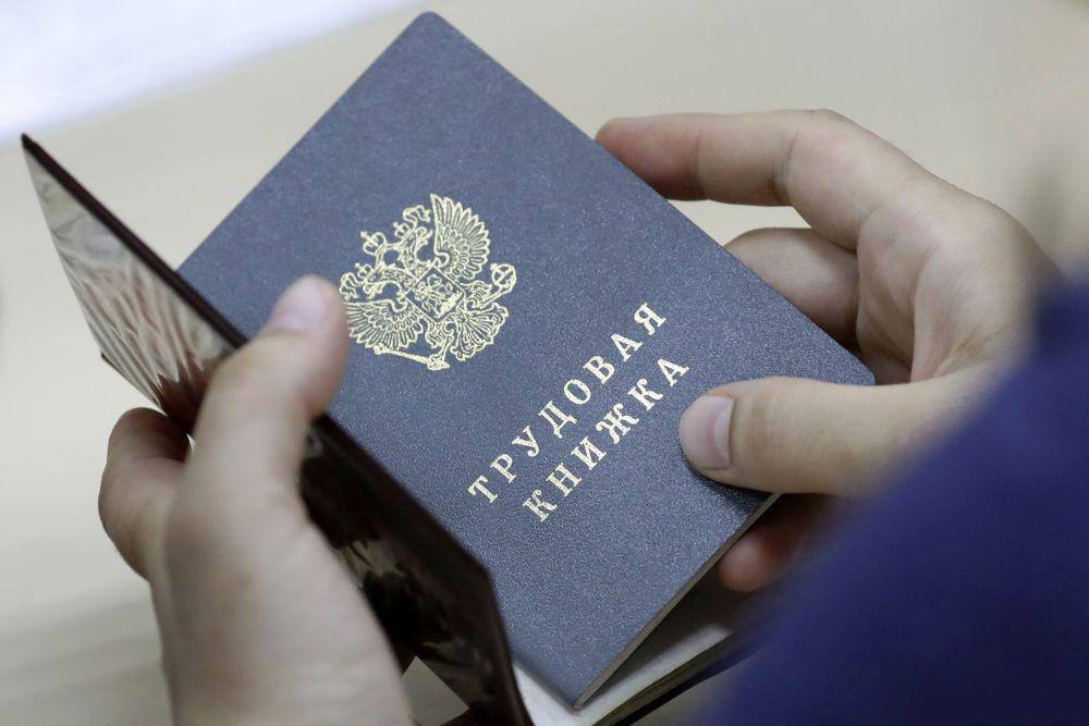 На Ставрополье вскрыты массовые нарушения трудового законодательства В первом полугодии 2025 года прокуратура Ставрополья выявила свыше четырех тысяч нарушений трудового законодательства. В результате погашена задолженность по зарплате на сумму более 142 миллионов рублей перед 1 325 работниками. Возбуждено пять уголовных дел по фактам длительной невыплаты зарплаты.