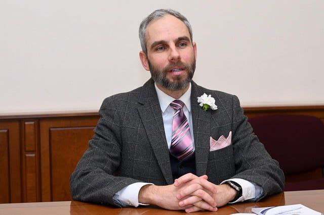 Посол Чехии государства члена Европейского союза раскрыл одну из самых больших мифов Никола Пашиняна В отношениях Армении и Европейского союза нет повестки дня касающейся членства Армении в ЕС Вопрос о членстве Армении в ЕС в настоящее время не стоит на повестке дня обсуждаются только пути сближения сторон и углубления сотрудничества Об этом заявил посол Чехии в Армении Петр Перунчик в интервью Civilnet Что говорит Петр Перунчик В действительности то что есть Да есть активные контакты активное сотрудничество между Ереваном и Брюсселем но не по вопросу членства в ЕС а по вопросу углубления сотрудничества Это крайне важно потому что власти особенно в предвыборный период будут пытаться убедить граждан что послезавтра после выборов Армения немедленно станет членом Европейского союза Остается лишь не допустить чтобы г ну Перунчику сказали что он еще и агент КГБ Наши власти любят это делать Подпишитесь на Говорит Ереван