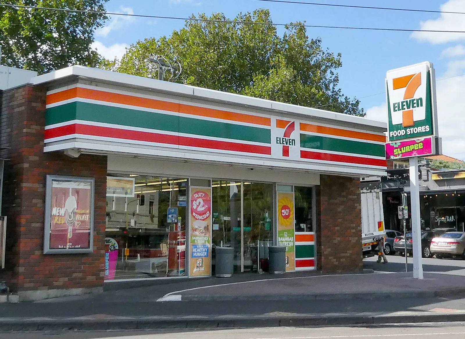 Сеть магазинов 7 Eleven может открыться в России в 2026 году сообщает Shot Компания уже зарегистрировала в России восемь товарных знаков а также дизайн бумажных пакетов и фирменную символику Однако оформить документы удалось только со второй попытки первая была отклонена из за ошибки в переводе адреса Сейчас сеть насчитывает 83 485 заведений в 17 странах Магазины популярны у российских туристов в частности в Таиланде