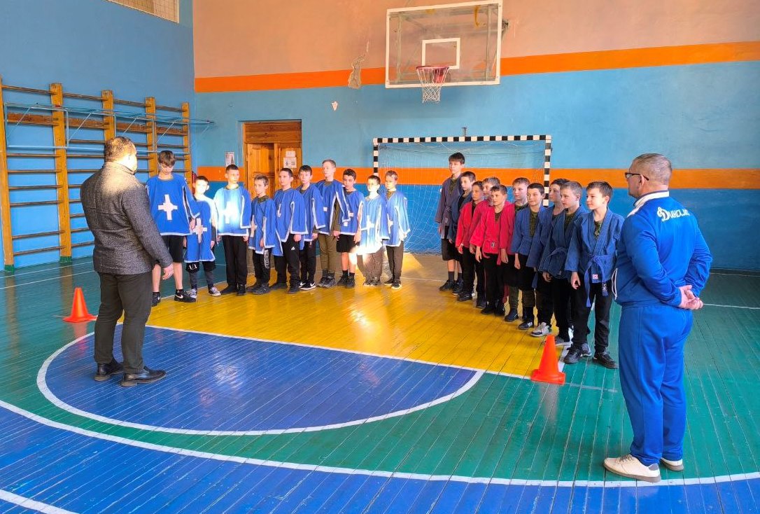 На базе Алчевского казачьего кадетского корпуса имени генерала Матвея Ивановича Платова проведены Новогодние весёлые старты Участниками соревнований стали две команды представители секции фехтования команда Мушкетеры и секции самбо команда Борцы Программа мероприятия включала разнообразные эстафеты такие как Поменяй предмет Мы играем в теннис Туннель Кенгуру и другие Все ребята оказались настоящими героями мероприятия показывая смелость ловкость силу духа и стремление побеждать вместе По итогам всех увлекательных эстафет победила команда Мушкетеры Обе команды получили награды памятные призы и сладкие подарки Таким образом весёлые старты стали отличным началом Нового года подарив радость и счастье каждому участнику Пусть наступивший год принесет еще больше ярких моментов и приятных воспоминаний Главный судья соревнований Юрий Тальянцев организатор Алчевский центр физического здоровья населения Спорт для всех