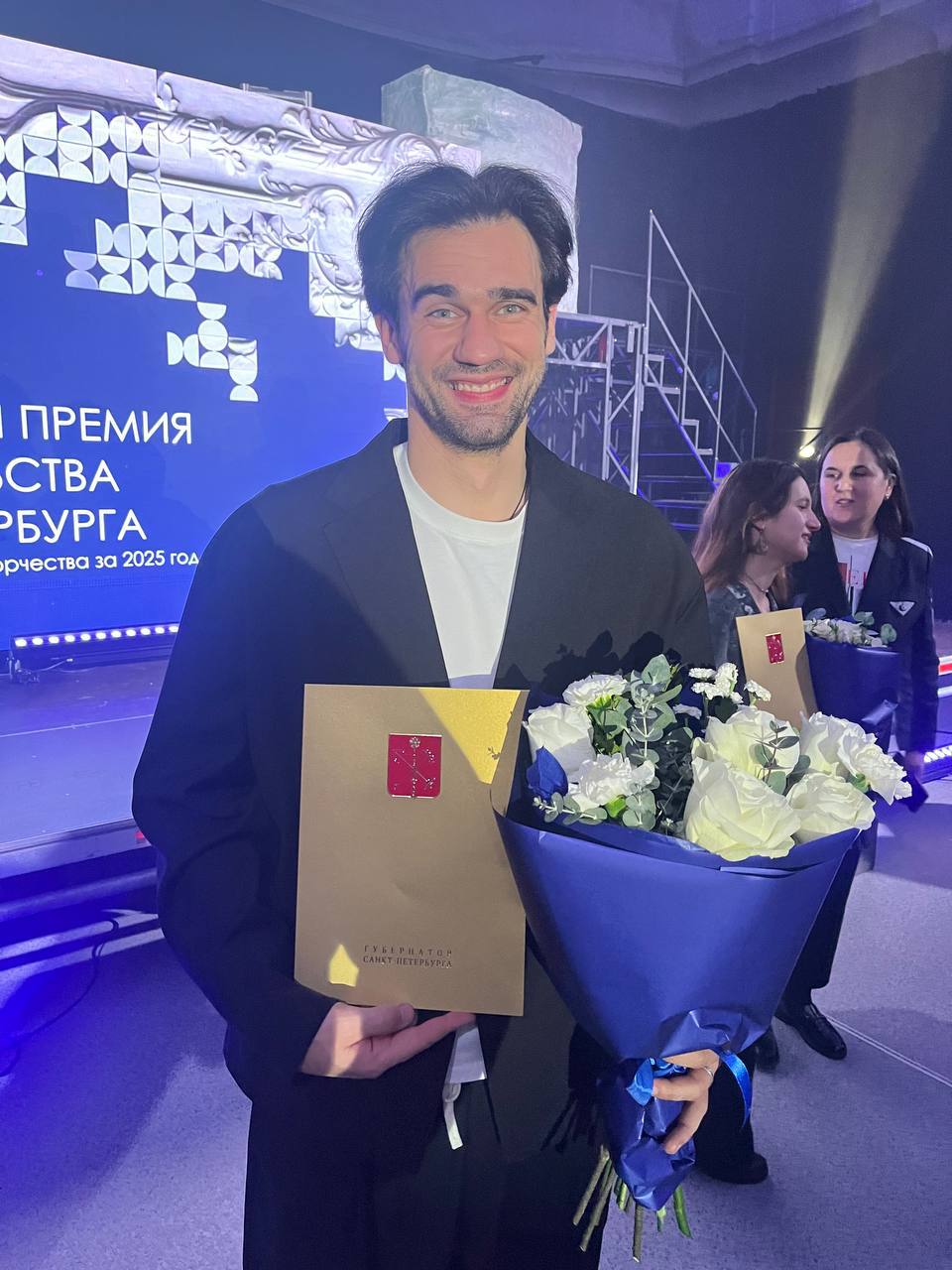 Виктор Шуралёв лауреат Молодёжной премии правительства Санкт Петербурга Ещё одна радостная новость 15 декабря в Екатерининском собрании состоялась торжественная церемония вручения Молодёжной премии Правительства Санкт Петербурга в области художественного творчества за 2025 год Виктор Шуралёв признан лауреатом премии в номинации За достижения в области сценического творчества Поздравляем