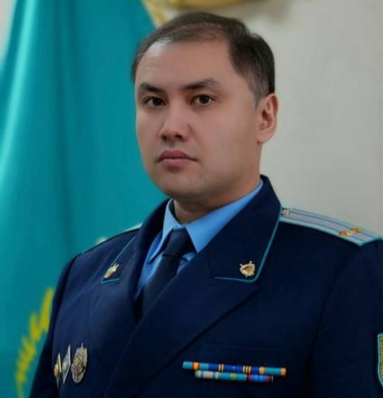Информируем что прокурором Алмалинского района города Алматы назначен СЫЗДЫКОВ Адлет Серымович Родился 4 мая 1987 года в городе Павлодар Окончил Казахский гуманитарно юридический университет по специальности юриспруденция КазГЮИУ магистр права Службу в органах прокуратуры начал с должности исполняющего обязанности помощника прокурора города Павлодар Работал помощником прокурора города Павлодар прокурором управления прокуратуры Павлодарской области начальником отдела прокуратуры города Павлодар помощником Генерального Прокурора РК В ноябре 2016 года назначен Авиационным транспортным прокурором города Астана Главной транспортной прокуратуры РК В октябре 2017 года назначен прокурором города Экибастуз Павлодарской области С июня 2019 года заместитель прокурора Павлодарской области С января 2024 года заместитель Главного транспортного прокурора РК Подпишись на informatorkz