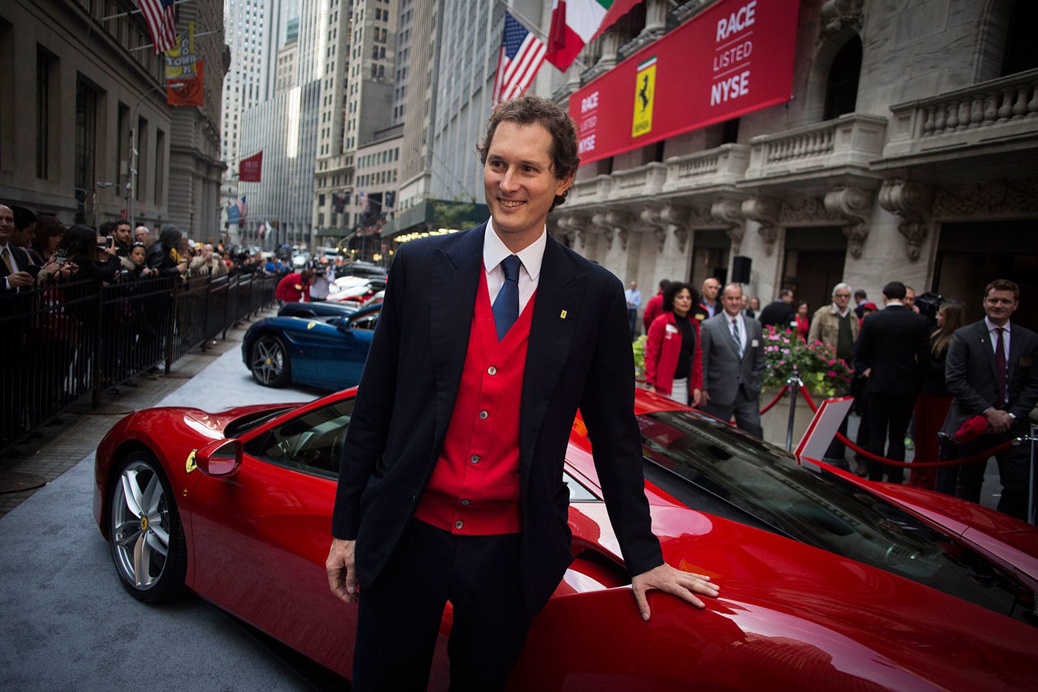 Члена совета директоров Ferrari отправят на общественные работы из за дела о налогах от наследства бабушки Итальянские прокуроры сообщили что Джон Элканн и его братья и сёстры Лапо и Джинерва должны будут заплатить 183 млн евро 18 млрд рублей итальянским налоговым органам а Джон ещё и отработать в центре для пожилых людей или в центре помощи людям с наркотической зависимостью Ранее сообщалось что семья Элканн не задекларировала около 1 млрд евро 99 млрд рублей активов и 248 5 млн евро 24 млрд рублей доходов поскольку их бабушка была резидентом Швейцарии Элканн член одной из самых влиятельных семей Италии Он является внуком Джанни Аньелли бывшего главы Fiat bankrollo