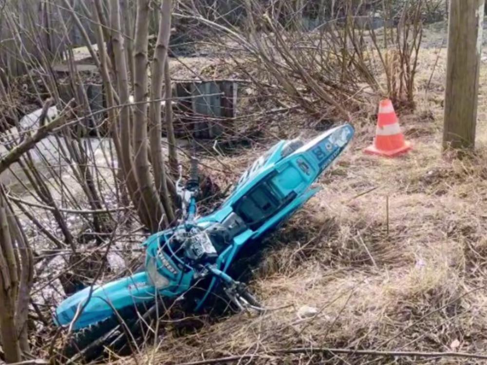 Молодой помор насмерть разбился на питбайке в Приморском округе 19-летний водитель мотоцикла не справился с управлением и въехал в столб. ДТП произошло сегодня в СНТ «Сиверко». От полученных травм пострадавший скончался на месте. В ГИБДД напоминают, что мотоциклы, питбайки и мопеды — транспортные средства повышенной опасности. Водителей просят ездить осторожней, не пренебрегать защитой тела и шлемами. Фото Госавтоинспекции МО МВД «Новодвинский»