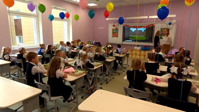 В 2024 году Петербург полностью устранил накопленный дефицит школ и детских садов Впервые пять школ создали в прошлом году по концессионным соглашениям с инвесторами. Губернатор Петербурга Александр Беглов во время ежегодного отчета о результатах деятельности городского правительства перед депутатами Законодательного Собрания сообщил, что ввод образовательных объектов за минувший год оказался самым высоким в истории Северной столицы.