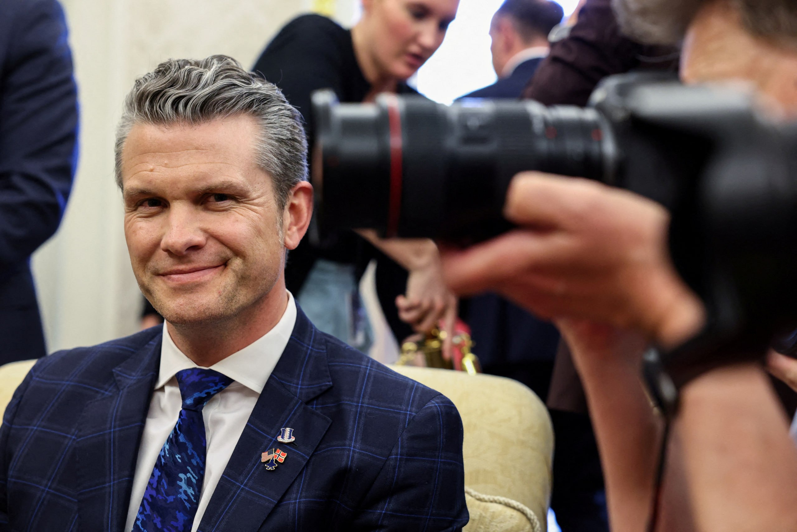 Глава Пентагона Хегсет встретится с Нетаньяху Глава Пентагона Пит Хегсет в понедельник, 12 мая, нанесет свой первый рабочий визит в качестве главы Пентагона в Израиль. Там он встретится с премьером страны Биньямином Нетаньяху, информирует портал Axios. «Хегсет планирует отправиться в Израиль перед поездкой президента Трампа на Ближний Восток. .. Это будет первая поездка Хегсета в Израиль с того момента, как он занял свой пост. .. », — сказано в статье. В Израиль Хегсет прибудет 12 мая. Кроме Нетаньяху, он встретится с министром обороны страны Исраэлем Кацем. Ранее телеканал NBC News сообщил, что Пит Хегсет на фоне скандалов с утечками информации и внутренних конфликтов в Пентагоне становится «непредсказуемым» и кажется все более «неуверенным» в своей работе и положении в администрации. Журналисты считают, что Хегсет хочет, чтобы президент Штатов Дональд Трамп видел его как «бойца» на фоне негативных сообщений, и уделяет больше внимания публичным выступлениям.