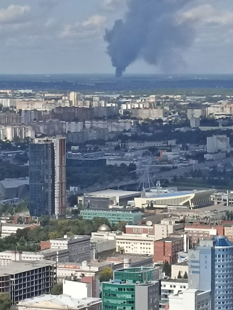 Птицефабрика загорелась в Челябинской области Как сообщили в МЧС РФ в поселке Рощино горит кровля птичника на площади 7 тыс кв м Из здания самостоятельно вышли на улицу пять человек Пожар тушат 46 сотрудников и 12 единиц техники МЧС России UPD Пожар локализован сообщили в МЧС соцсети Подписывайтесь на Ъ Оставляйте бусты