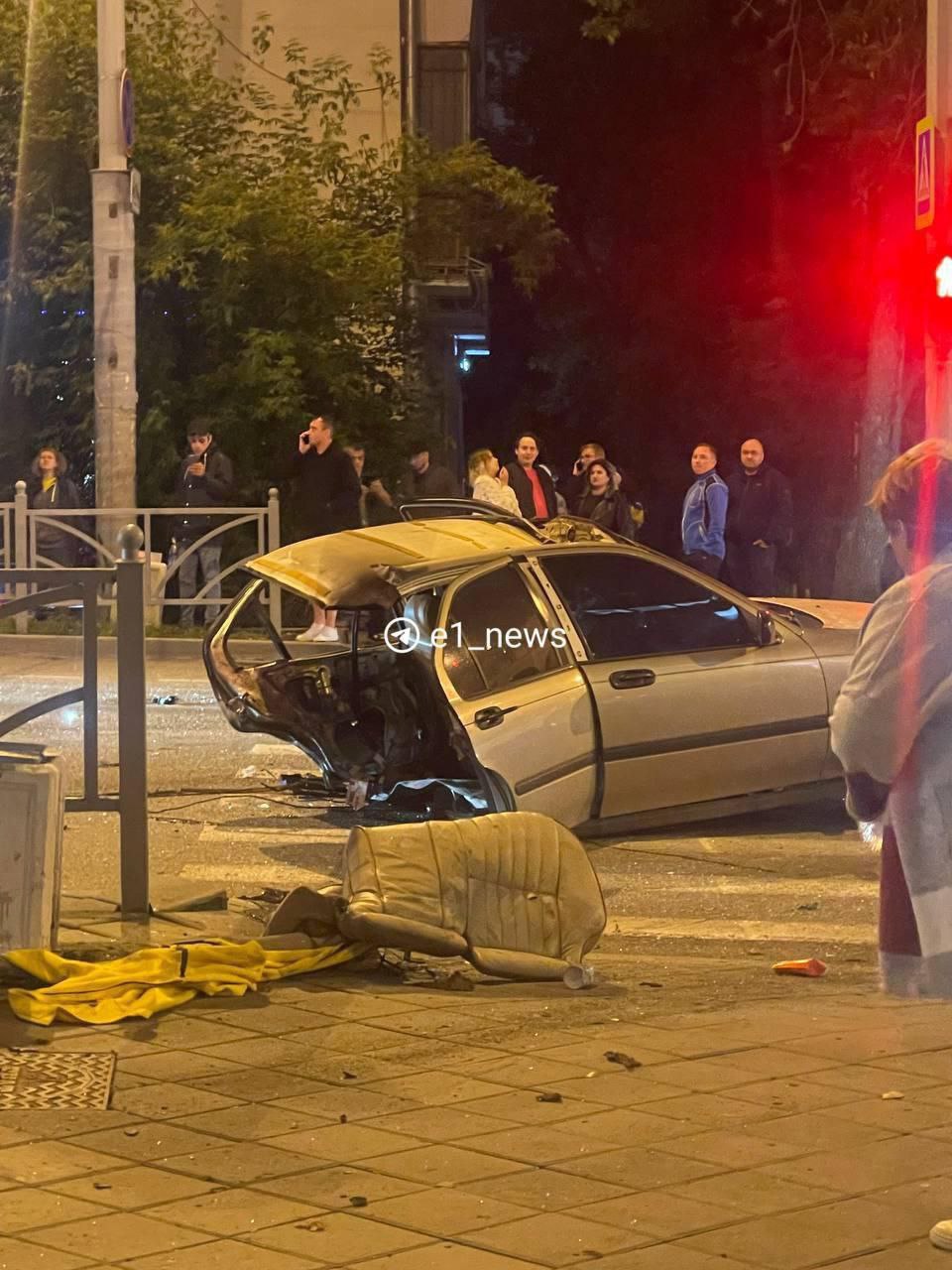 Жуткая авария на пересечении Малышева и Сакко и Ванцетти — там машину буквально разорвало пополам. По словам очевидцев, «Лексус» на огромной скорости проехал на красный и влетел в «Ровер». Пострадали пять машин и чудом никто не погиб. Обоих водителей увезли на скорой, предварительно, оба были нетрезвы. Подписаться Новости Екатеринбурга