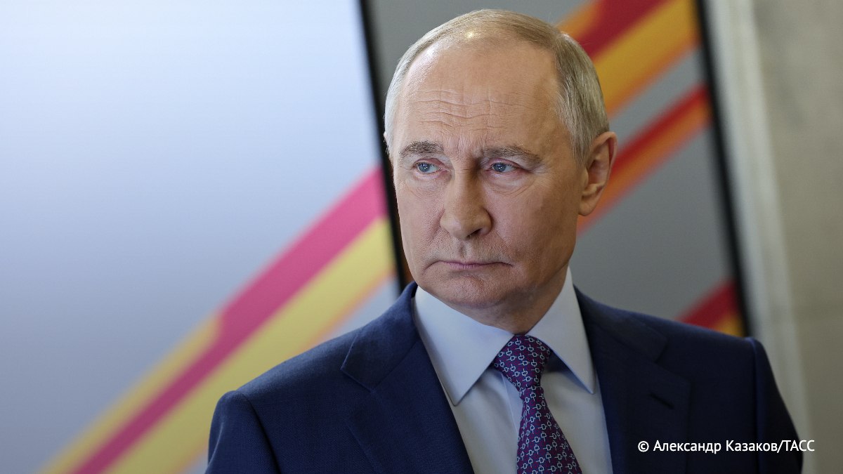 Президент России Владимир Путин поделился секретом своего утреннего пробуждения. В интервью с Павлом Зарубиным из ВГТРК он уточнил, что обычно просыпается самостоятельно, без использования будильника. "Если нужно встать на какое-то важное мероприятие, я прошу адъютантов позвонить. Но это скорее исключение, в основном я просыпаюсь сам", — отметил Путин. Дмитрий Песков, пресс-секретарь президента, в свою очередь, пошутил на эту тему, заявив, что "Путин не спит, он работает".