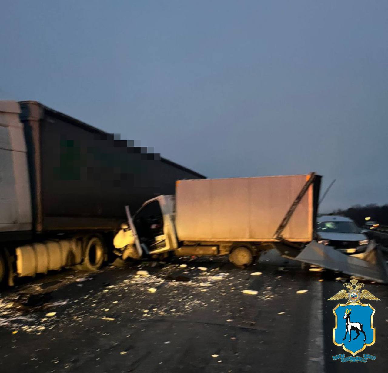 Появились подробности утреннего ДТП от областной госавтоинспекции:    Водитель, управляя автомобилем Газель, двигался по автодороге М-5 «Урал». В пути следования, в районе 996 км, проявил невнимательность, совершил наезд на большегрузный автомобиль, который стоял на обочине, после чего продолжил движение и совершил столкновение с автомобилем LADA Largus.    Читайте больше в нашем материале    ГУ МВД России по Самарской области