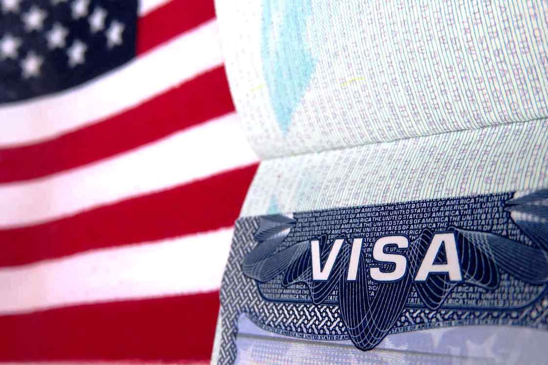 Госдеп США отменяет временные правила пандемийного периода, разрешавшие получение виз без интервью  Со 2 сентября 2025 года почти все заявители на неиммиграционные визы  включая категории H, L, F, M, J, O-1  должны будут проходить очное собеседование в консульстве, даже дети до 14 лет и взрослые старше 79 лет.  Кто может избежать интервью? Только дипломаты  визы A, G, NATO  и заявители на визы B1/B2  туризм/бизнес , если:   Виза истекает в течение 12 месяцев.   Нет отказов в прошлом.   Подача в стране гражданства.
