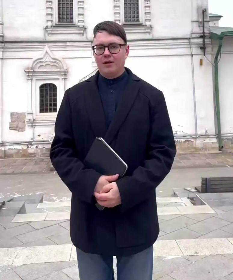 Суд арестовал историка и автора канала «Архитектурные излишества» Павла Гнилорыбова Об аресте публициста на 15 суток сообщил журналист Олег Кашин. что Мещанский районный суд Москвы сегодня арестовал Гнилорыбова за неповиновение законному распоряжению сотрудника полиции КоАП РФ Статья 19.3 . При этом статью о неповиновении полиции в РФ часто используют для «карусельных» арестов — за 15 суток на человека готовят уголовное дело. Гнилорыбов ведет просветительский проект «Архитектурные излишества», на который подписано более 116 тысяч человек. Историк читает лекции в РФ, ведет публицистическую деятельность. Ранее его публичные выступления отменялись из-за жалоб z-организаций. Подписаться Прислать новость