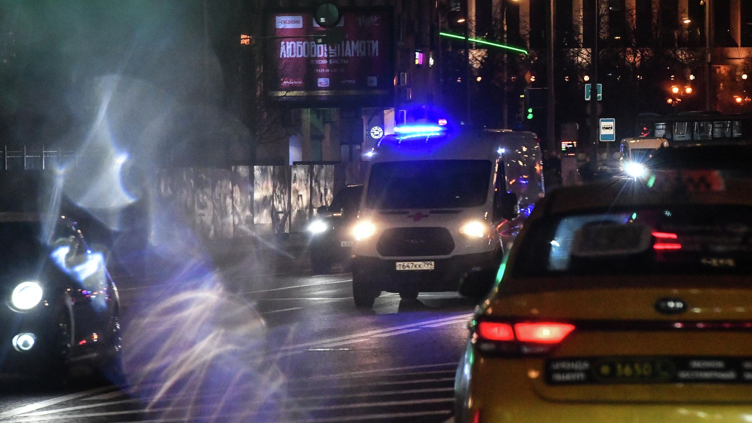 Трое пострадали в результате потасовки на Арбате в Москве в отношении двух виновников происшествия заведены уголовные дела об умышленном причинении тяжкого вреда здоровью сообщили в ГУ МВД по столице Ночью на Арбате между группой граждан произошел конфликт обернувшийся тяжелыми травмами и госпитализацией для его участников Один из мужчин получил ножевое ранение в живот другому причинено ранение щеки а третий тяжелые травмы головы говорится в сообщении опубликованном в канале ведомства на платформе Max Правоохранители в отношении двух виновников конфликта возбудили уголовные дела по статье об умышленном причинении тяжкого вреда здоровью