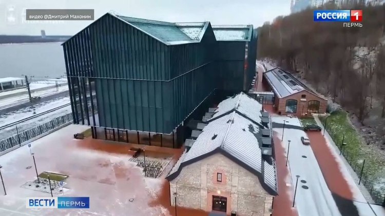 С 20 декабря стартуют обзорные экскурсии по новому зданию галереи vesti perm ru publications d43a62e6 a6c3 485f b32b fc71bbf2e769 Новое здание Пермской художественной галереи официально передано музею в оперативное управление Как сообщили в Минкульте Прикамья это означает старт переезда коллекции из временных фондов на Телте В фондах музея около 60 тысяч экспонатов поэтому точные сроки завершения переезда определить невозможно С 20 декабря стартуют обзорные экскурсии по новому зданию Посетители смогут познакомиться с архитектурным ансамблем увидеть образовательный центр детскую выставку Искусство по полочкам библиотеку лекционные и читальные залы заглянуть в реставрационные мастерские и музейное закулисье С 18 декабря на сайте Пермской художественной галереи будет опубликован график экскурсий и открыта продажа билетов