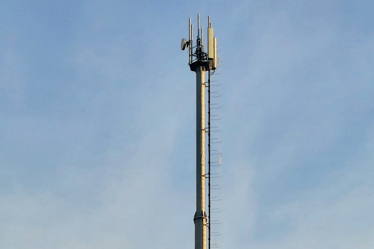 Под Новый год скоростной мобильный интернет стал доступен жителям небольших поселков Идринско Краснотуранского округа Благодаря запуску девяти новых базовых станций голосовой связью и мобильным интернетом от МТС теперь могут пользоваться в селах Майское Утро Екатериновка Большой Телек Куреж Отрок Романовка Никольское и Новоберезовка а также деревне Николаевка В общей сложности там проживает свыше трех тысяч человек Для жителей малых населенных пунктов мобильный интернет это возможность оплатить коммунальные услуги оформить необходимые документы на госуслугах проконсультироваться с врачом позвонить близким или в социальные службы Для того чтобы жители региона имели равные цифровые возможности в этом году мы построим более 240 новых базовых станций отметил директор МТС в Красноярском крае Сергей Егошин Фото МТС