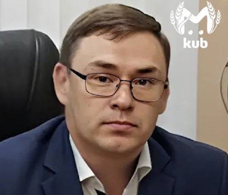 Замглавы Крымского района Максима Трубицына заподозрили в мошенничестве Районная администрация для восстановления прав 34 участников жилищно-строительного кооператива, которые остались без квартир, решила достроить многоквартирный дом в Крымске за счёт привлечения инвестора. В его роли выступил индивидуальный предприниматель. Составили список из 34-х пострадавших, после чего утвердили инвестиционное соглашение. Вместе с тем, по данным прокуратуры, заместитель главы района узнал, что один из участников ЖСК умер, однако не вычеркнул его имя и списка. Вместо этого Максим Трубицын заменил умершего человека на родственника знакомого с помощью допсоглашения. А после оформления права собственности квартира по договору купли-продажи перешла матери замглавы Крымского района. Работа Авто Глэмпинг