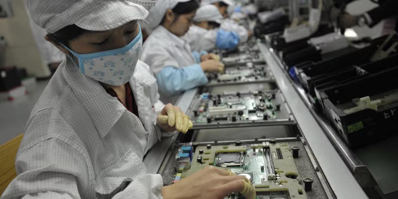 Новые iPhone 17 производятся в рабских условиях на заводе Foxconn в Китае и так с 2019 года показало расследование Рабочие стоят по 12 15 часов в день у конвейера за это получают 2 100 2 400 26 000 30 000 в месяц С премиями до 37 000 но выплаты задерживают чтобы не сбежали Внутри штрафы за малейшие проступки камеры в спальнях дискриминация по региону и этносу зато Apple на 3 месте самых дорогих компаний мира concertzaal