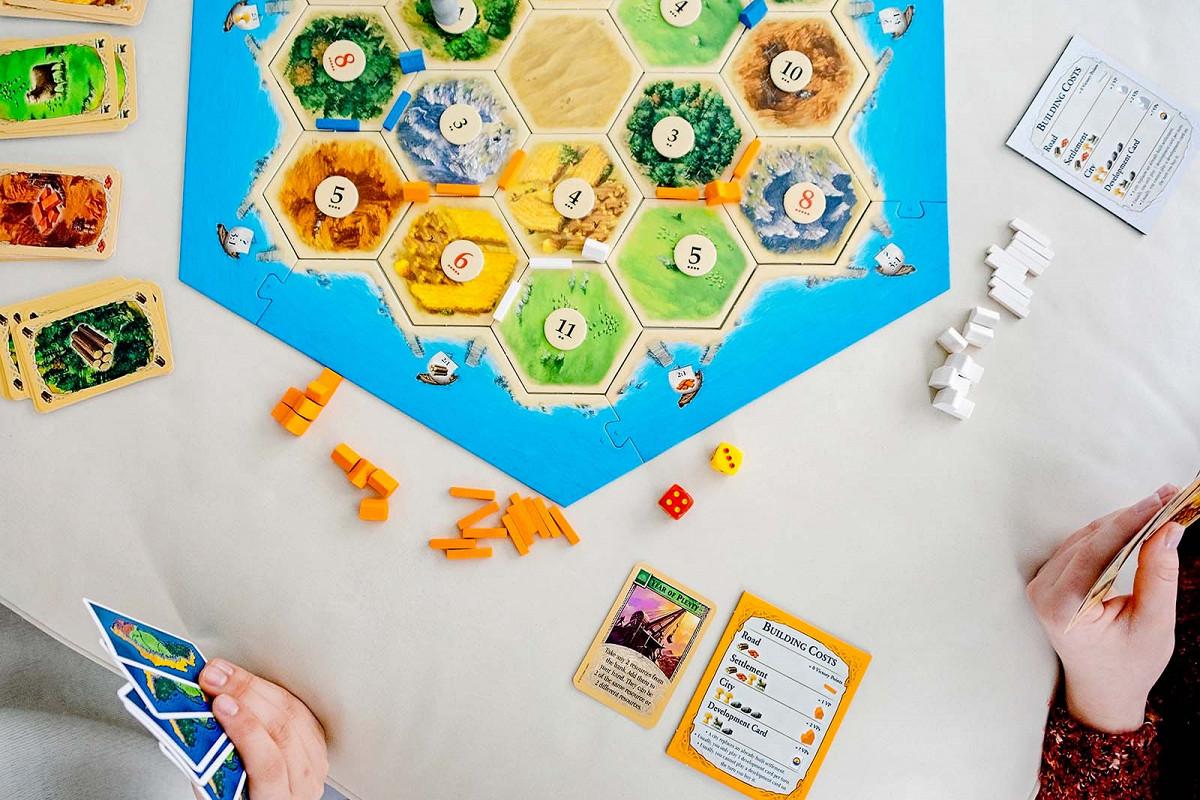 Netflix экранизирует настольную игру Колонизаторы Catan Стриминговый сервис разработает фильмы мультфильмы и сериалы Какой проект станет первым пока неизвестно Игра рассчитана на 3 4 человек Участники высаживаются на остров Катан строят там поселения и железные дороги борются за ресурсы и создают армию Больше новостей в Daily News