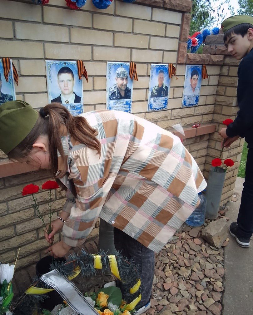 В преддверии празднования 80-й годовщины Великой Победы по всей стране проходят экологические мероприятия по уборке территории около памятников, обелисков, монументов. В рамках "100 дней до Великой Победы"обучающиеся ГБОУ ЛНР "Краснолучская школа № 14 имени Героя специальной военной операции Максима Александровича Мишарина" активисты Движения Первых совместно с советником директора организовали уборку около стеллы "Сад Памяти " и мемориала "Подвиг Рязанцев в длиною жизнь"  Благоустройство памятника — это дань памяти перед поколением, прошедшим войну, перед их мужеством и стойкостью. Это, та малая часть наших дел, с помощью которых мы выражаем свою благодарность всем тем, кто оставил свою жизнь, ради мирного неба в будущем. Это забота о будущем нашего города , чтобы молодое поколение чтило память наших прадедов.