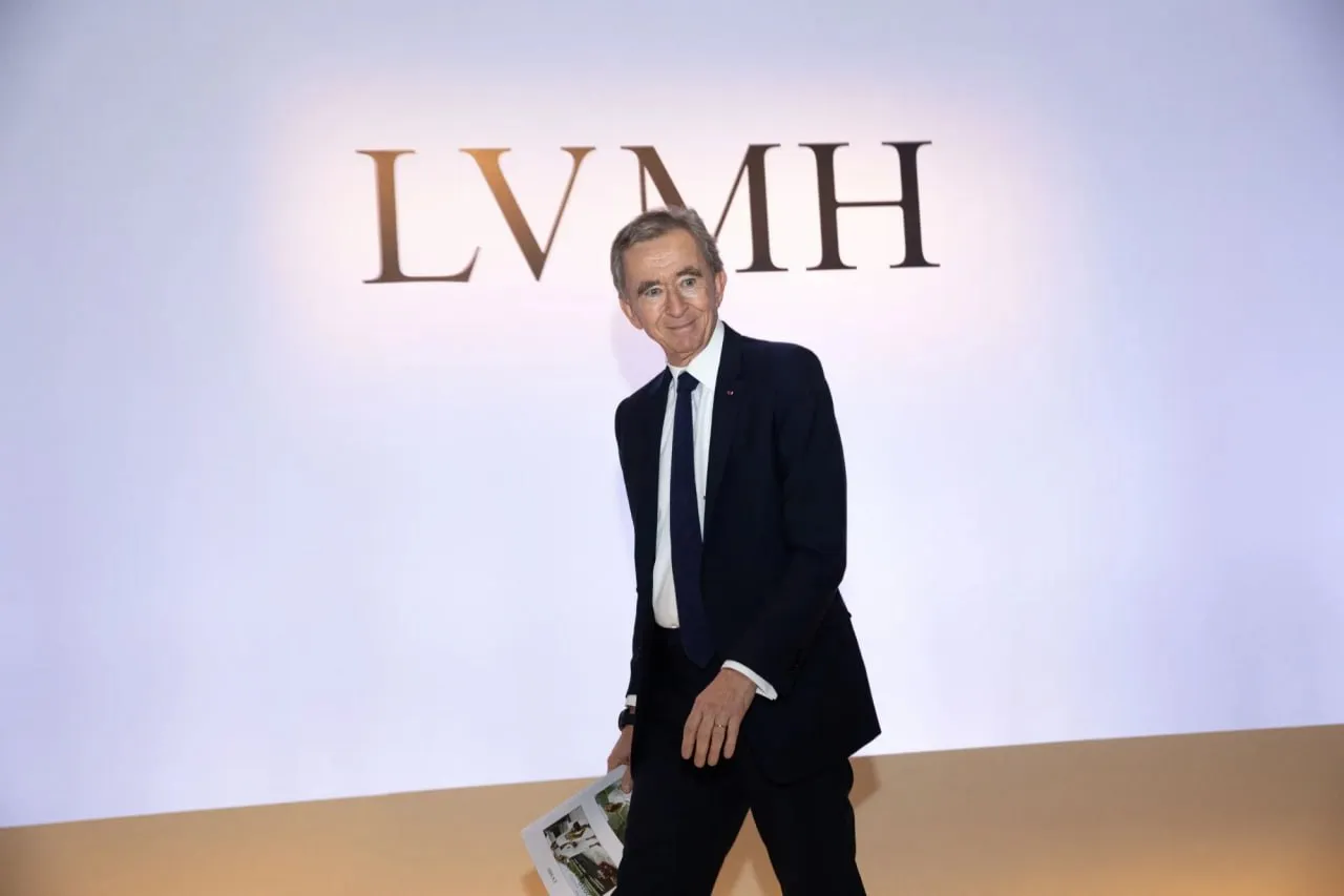 LVMH избавляется от Marc Jacobs и доли в Fenty Beauty Холдинг LVMH начал одну из самых крупных распродаж активов за свою 40 летнюю историю Бернар Арно решил оптимизировать бизнес на фоне падения спроса на люкс Группа уже продала Off White и долю в Stella McCartney а теперь ищет покупателей для других брендов В списке на выход оказались модный дом Marc Jacobs доля в косметической марке Рианны Fenty Beauty и винодельни Joseph Phelps Также компания рассматривает продажу брендов Make Up Forever и Fresh Руководство хочет сфокусироваться на главных источниках прибыли Louis Vuitton и Dior   С 2000 года холдинг совершил 206 поглощений и 122 продажи При этом LVMH все еще остается потенциальным покупателем доли в Armani этот вариант предложил в своем завещании сам Джорджо Армани settersmedia news