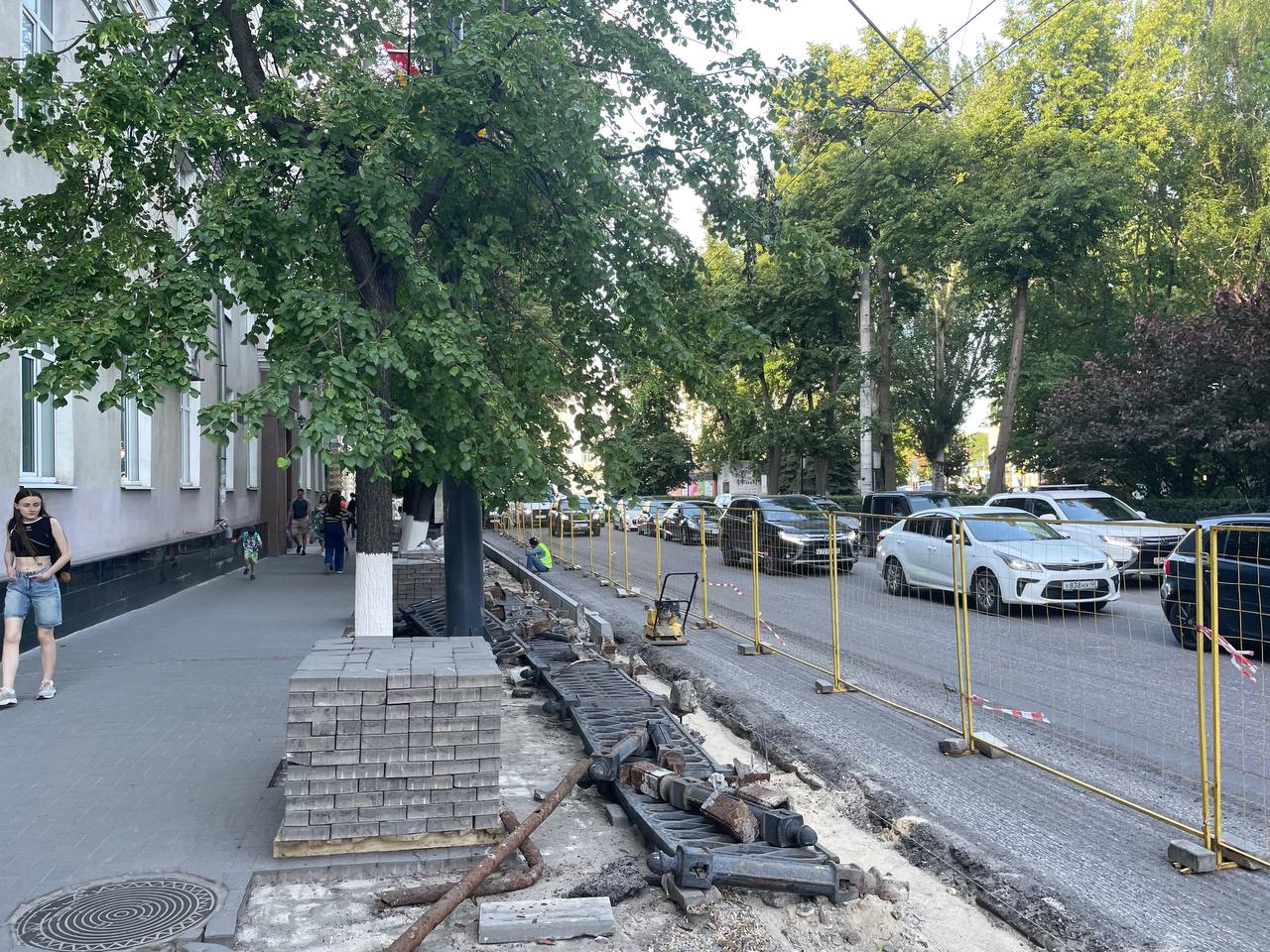 На тротуаре с самым повышенным трафиком в Воронеже убирают мощную ограду по просьбам жителей Речь идет о тротуаре на Площади Ленина со стороны ЗАГСа Центрального и Ленинского районов, напротив Кольцовского сквера. На протяжении многих лет это место для пешеходов от автомобильной дороги ограждал мощный чугунный забор. Как заметил журналист «Площади», сейчас ограждение почти полностью демонтировали. Как рассказали редакции в Управе Центрального района, здесь ведется ремонт тротуара, контрактом его расширение не предусмотрено. Однако ограждение на прежнее место не вернется по просьбе местных жителей. Работы ведет компания ООО «Кермен» за 19,9 млн рублей. Чем жителям не угодил старинный забор – не известно. Но можно предположить, что после того, как ограждение уберут, тротуар станет немного свободнее. Подписывайся на «Площадь»