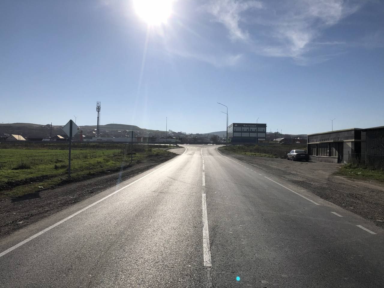 В Ингушетии досрочно завершён первый этап ремонта автодороги Карабулак Яндаре Первые 8 км автомобильной дороги Карабулак Яндаре уже полностью обновлены Работы выполнены досрочно в рамках нацпроекта Инфраструктура для жизни Что уже сделано Заменено асфальтовое покрытие Обустроены новые тротуары и пешеходные дорожки Установлены барьерные ограждения и дорожные знаки Нанесена дорожная разметка Построены 5 новых современных остановочных павильонов Что впереди Общая протяженность дороги составляет 12 км Ремонт оставшегося участка 4 км планируется завершить к началу 2026 года Подписывайтесь на нас в МАХ