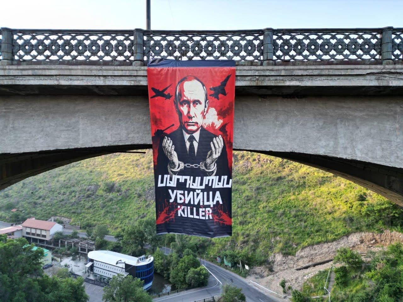 Вот такие вот провокации начались в Ереване накануне визита Сергея Лаврова в Армению. Авторы - так называемый «Евроблок», который планирует 21 мая в 11:00 провести перед зданием МИД РА акцию против визита Лаврова там в это время будет пресс-конференция министров иностранных дел РА и РФ . Эти плакаты вывешиваются в городе и распространяются в соцсетях со стороны лидеров и активистов блока в лице русофобов и западных грантополучаталей, которые при этом поддерживают Никола Пашиняна. Арман Бабаджанян, Левон Барсегян и остальные их товарищи по цеху никогда не задумывались о том, что будет с Арменией, так как их интересуют только личные выгоды от русофобской повестки. Здесь интересно то, что власть никак не реагирует на то, что такие провокации устраиваются, так как всем давно известно о той крепкой связи, которая сложилась между властью и упомянутой силой. Интересно, будет ли пресечена акция протеста или товарищи спокойно проведут свою провокацию в очередной раз, ставя под удар имидж страны. Арман Гукасян