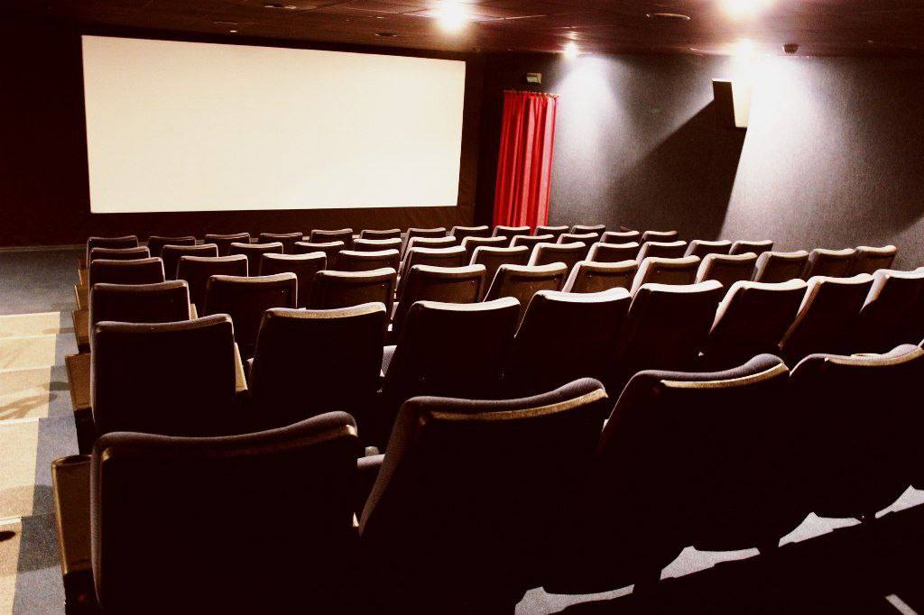 В Ишиме завершилась модернизация кинозала в культурно развлекательном центре Авалон Работы провели по федеральной программе поддержки кинотеатров в населенных пунктах с населением до 500 000 человек которая теперь является частью национального проекта Семья На реконструкцию направили около 2 5 миллионов рублей Проект реализовали совместными усилиями Фонда кино департамента культуры Тюменской области и администрации города Ишима Зал на 158 мест оснастили современным оборудованием В кинозале установили лазерный источник света и обновили звуковую систему Это обеспечит яркую четкую картинку и реалистичное объемное звучание Первыми фильмами которые покажут в обновленном зале станут новогодние премьеры Буратино Простоквашино и продолжение истории о Чебурашке Картины выйдут в прокат по всей стране 1 января 2026 года Департамент культуры Тюменской области в MAX Подписывайтесь на Информационный центр Правительства Тюменской области Читайте нас в MAX