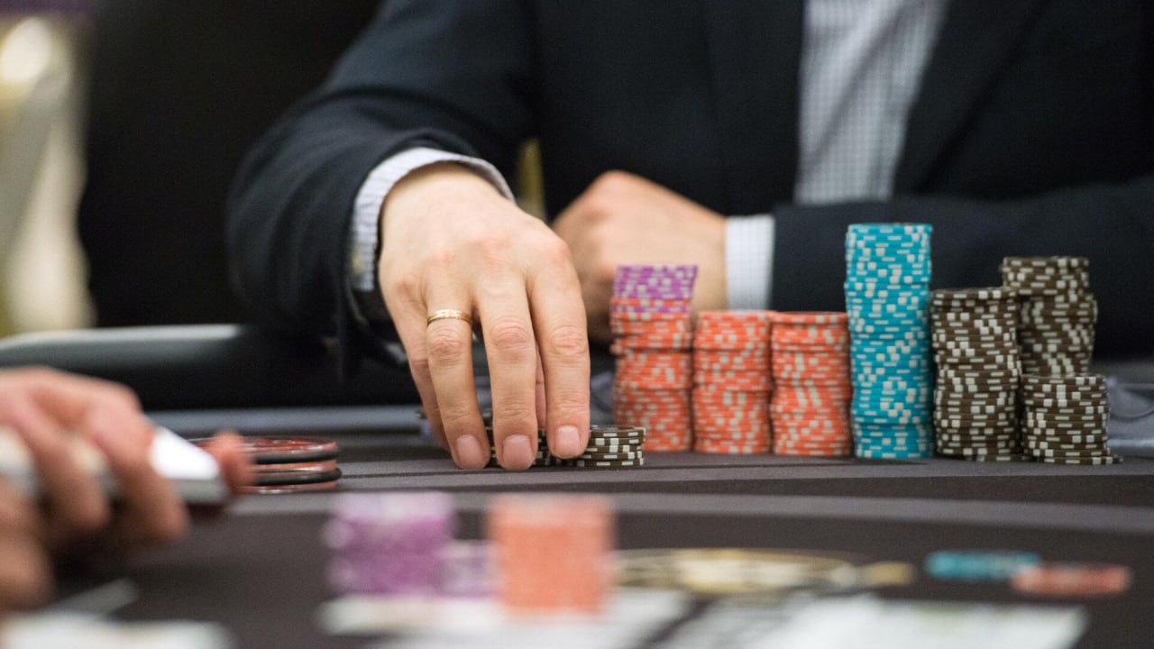 Хабаровские полицейские задержали мужчину который проиграл деньги своего брата в казино 51 летний фигурант дела находясь во Владивостоке получил от своего двоюродного брата из Хабаровска деньги на покупку тому авто Перевод 860 тысяч рублей был осуществлен на карту Однако вместо сделки мужчина направился в казино где проиграл все вверенные ему средства После безуспешных попыток вернуть деньги брат был вынужден обратиться в полицию В счет погашения ущерба полицейские изъяли у задержанного 25 тысяч рублей Сообщается что ранее он уже был судим за хранение наркотиков и умышленное причинение средней тяжести вреда здоровью   Будь в курсе событий везде ОК VK MAX