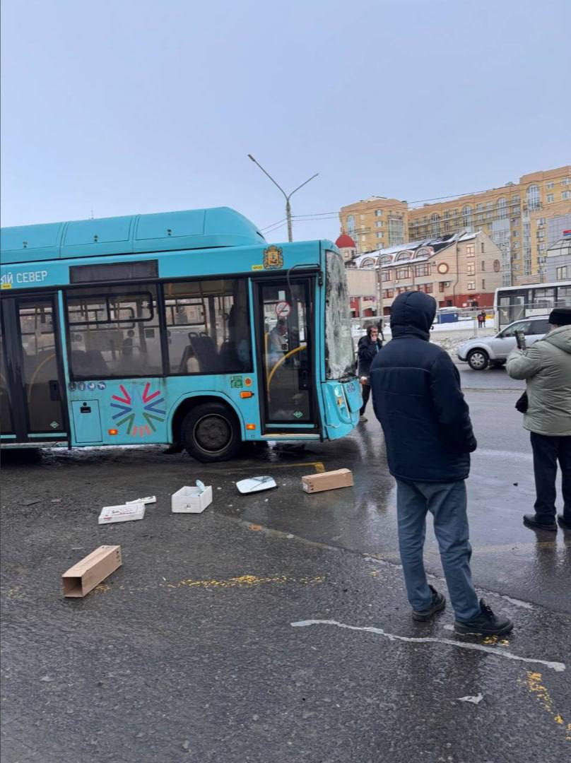 На МРВ утром столкнулись два автобуса. О пострадавших не сообщается.     Архангельск №1   Прислать новость