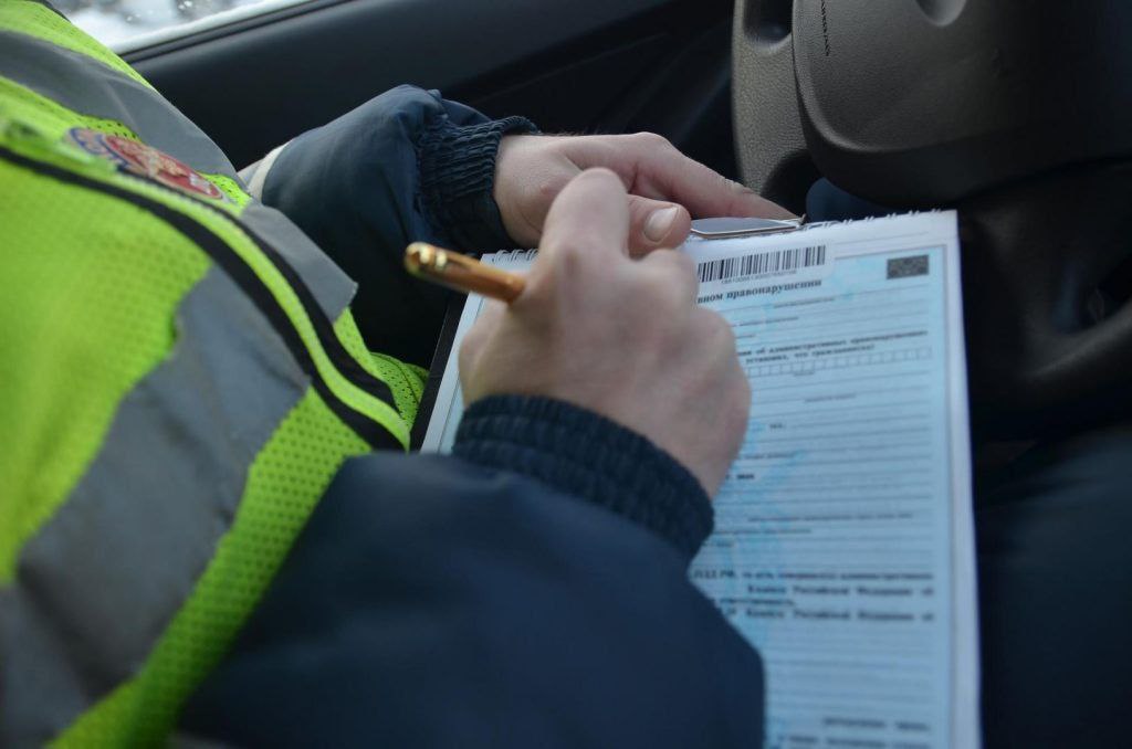 Будьте в курсе   В Беларуси штрафы за ПДД теперь могут списывать с банковских карт С 1 января 2026 года в Беларуси вступил в силу Закон 87 З Об изменении законов по вопросам исполнительного производства Документ вводит упрощённый порядок взыскания задолженностей включая штрафы за нарушения ПДД зафиксированные камерами фотофиксации  Согласно новым правилам штраф может быть списан с банковского счёта или карты должника без возбуждения полноценного исполнительного производства если одновременно выполняются два условия   сумма задолженности не превышает 20 базовых величин на сегодня это 900 рублей   в отношении должника нет других исполнительных производств связанных с денежными взысканиями Подписывайтесь