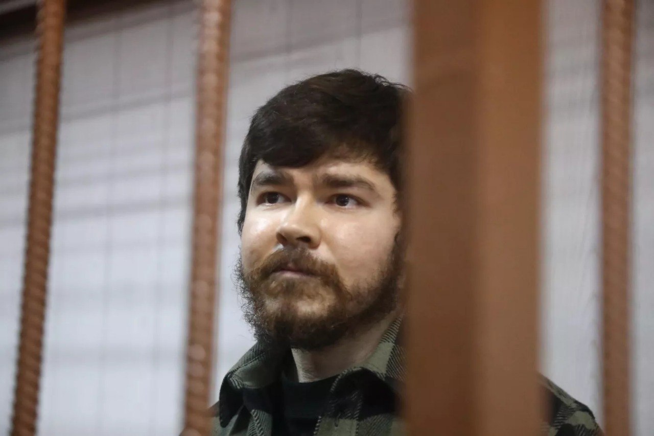 Аяз Шабутдинов полностью признал вину в мошенничестве Бизнес-тренер Аяз Шабутдинов подтвердил в ходе заседания Пресненского суда Москвы, что признает свою вину по уголовному делу о мошенничестве, передает РИА Новости. Понятно, в чем обвиняют, признаю себя виновным в полном объеме , — сказал Шабутдинов. Сегодня прокурор закончила оглашать обвинительное заключение, чтение которого заняло два судебных заседания. Ранее адвокат Шабутдинова Калой Ахильгов сообщал, что его подзащитный возместил около 18 млн рублей ущерба 64 потерпевшим из 113. По данным прокуратуры, общий ущерб от действий Шабутдинова превышает 57 млн рублей
